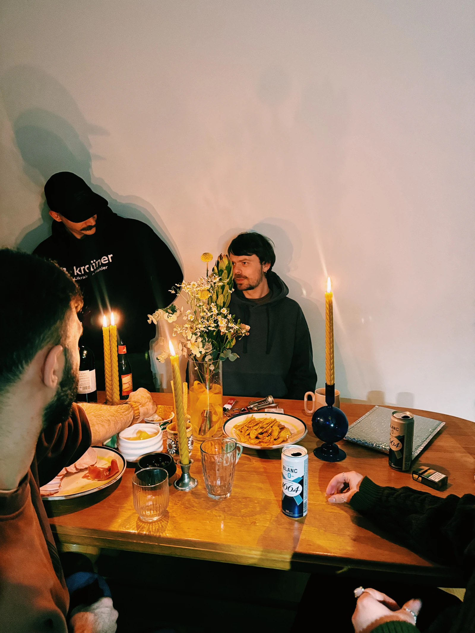 Amigos compartiendo una cena alrededor de una mesa